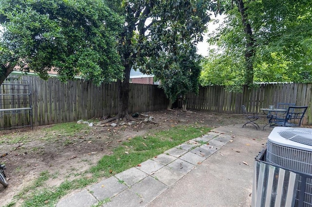 1622 Tutwiler Ave, Memphis, TN 38107 - fenced backyard with a patio area