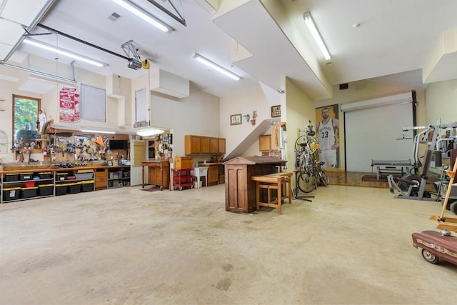 9240 Riveredge Dr, Memphis, TN 38018 - garage with a workshop area