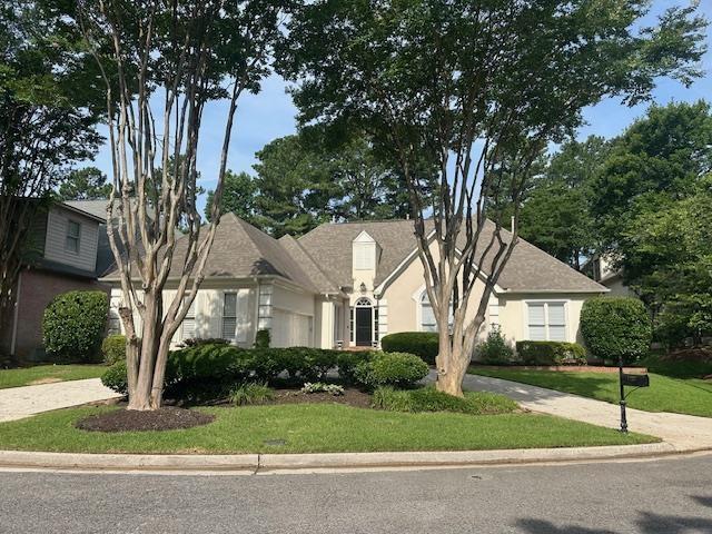 6425 Lebarrett Cv, Memphis, TN 38120 - view of front facade featuring stucco siding and a front lawn