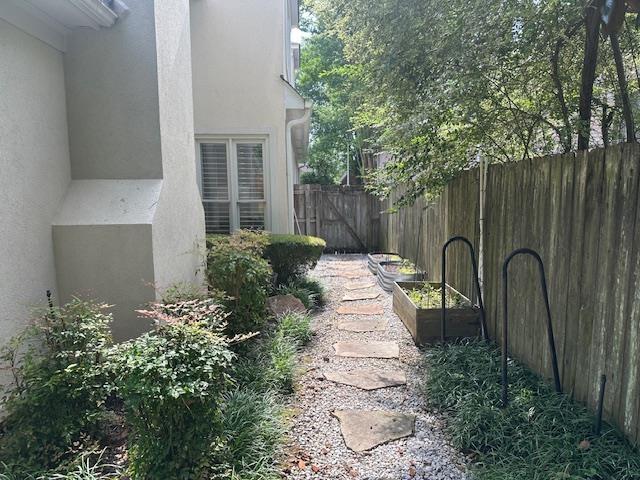 6425 Lebarrett Cv, Memphis, TN 38120 - view of yard with a garden