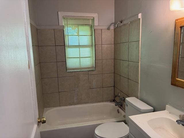 1827 S Orleans Ave, Memphis, TN 38106 - bathroom with washtub / shower combination and vanity
