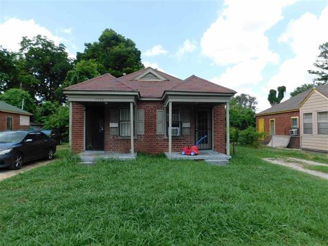 2606 Deadrick Ave, Memphis, TN 38114 - bungalow with brick siding and a front lawn
