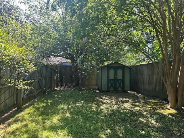118 N Highland St N, Memphis, TN 38111 - fenced backyard with a shed