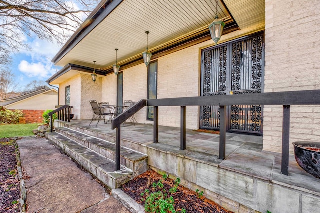 2011 Kirby Pkwy, Memphis, TN 38119 - view of covered porch