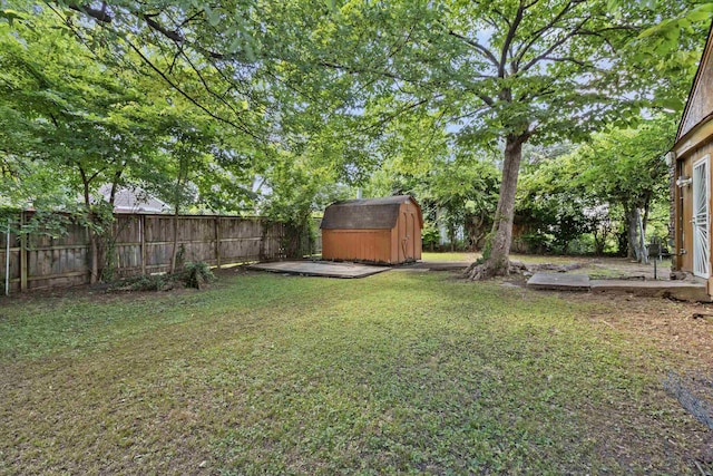 515 N Dunlap St, Memphis, TN 38105 - fenced backyard with a storage shed