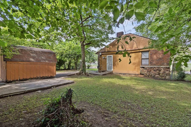 515 N Dunlap St, Memphis, TN 38105 - view of grassy yard with an outdoor structure