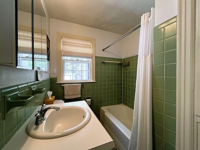 4072 N Walnut Grove Cir, Memphis, TN 38117 - bathroom featuring tile walls, shower / bath combo with shower curtain, and vanity