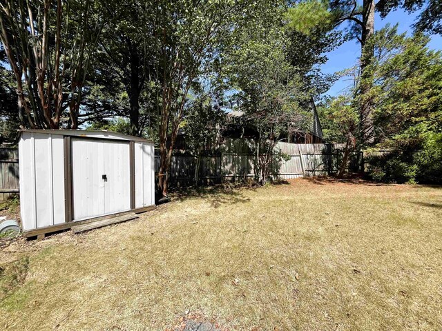 4072 N Walnut Grove Cir, Memphis, TN 38117 - view of yard with a storage unit