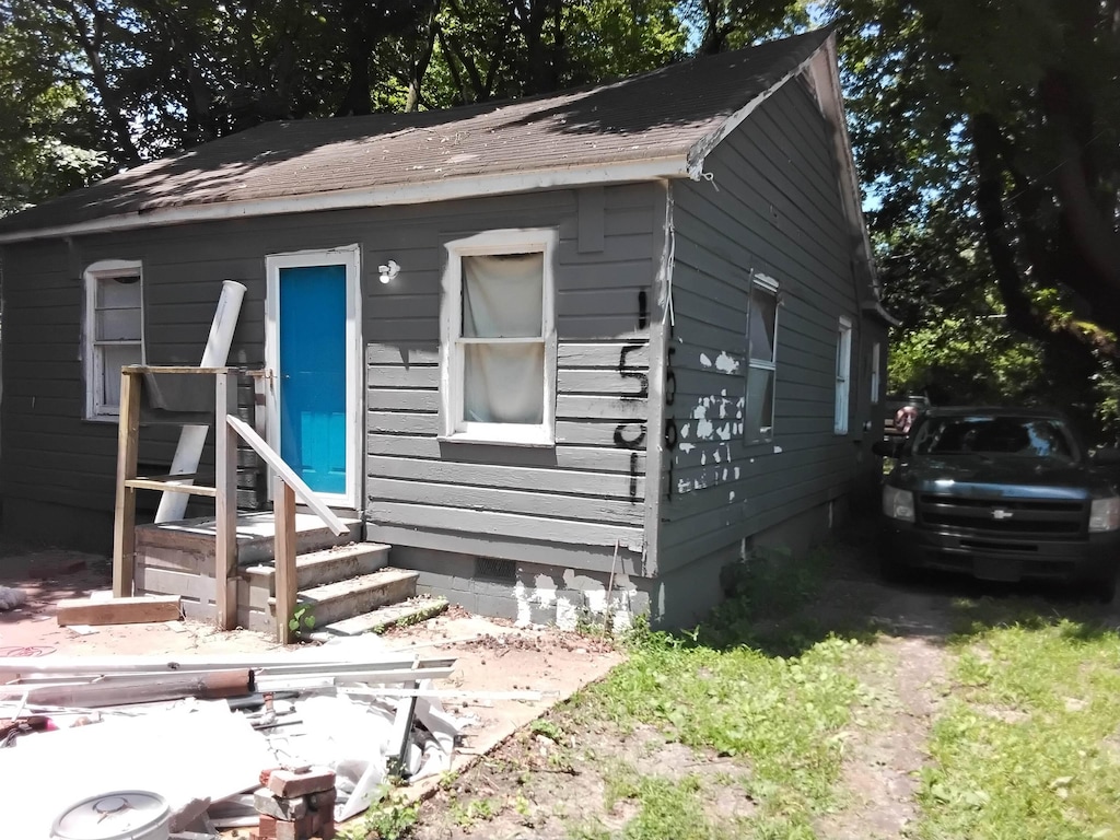 1501 Hamilton St, Memphis, TN 38114 - view of front of property with entry steps and crawl space