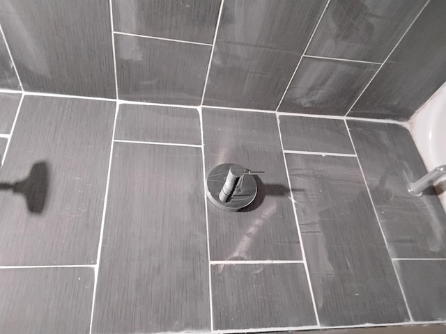1501 Hamilton St, Memphis, TN 38114 - bathroom view of a tile shower