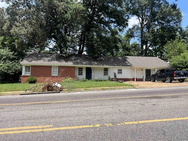 1522 Frayser Blvd, Memphis, TN 38127 - ranch-style house featuring brick siding and driveway