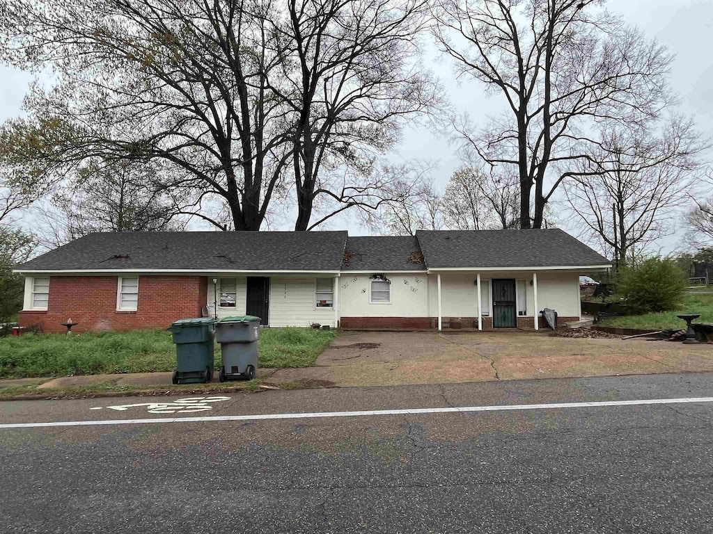 1522 Frayser Blvd, Memphis, TN 38127 - ranch-style home featuring brick siding and a shingled roof