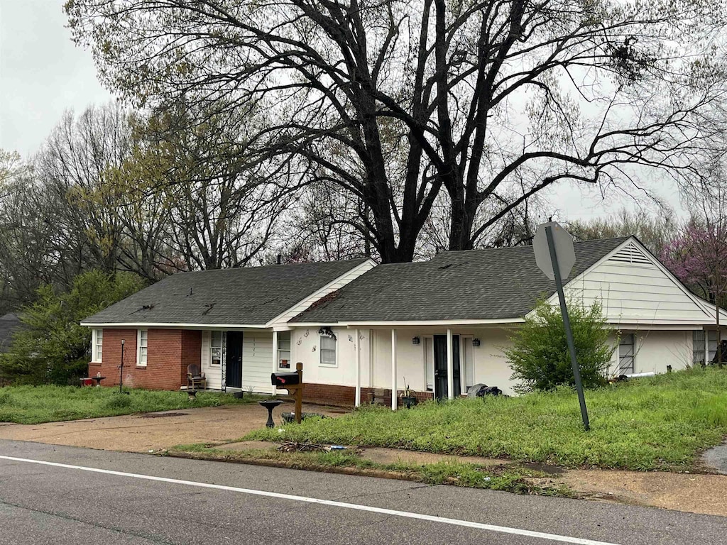 1522 Frayser Blvd, Memphis, TN 38127 - single story home featuring brick siding and a shingled roof