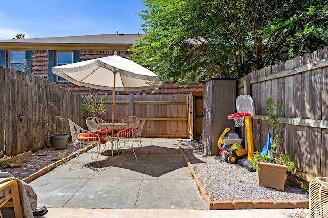 5841 Park Ave Unit 2, Memphis, TN 38119 - fenced backyard featuring a patio area and outdoor dining space