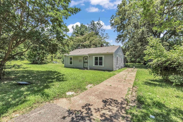 849 Restbrook Ave, Memphis, TN 38127 - view of front facade featuring a front lawn and a chimney