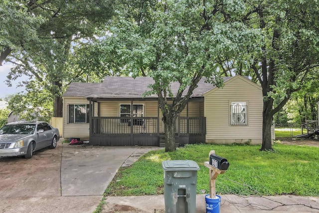607 Burlington Cir, Memphis, TN 38127 - view of front facade with crawl space, a porch, and a front yard