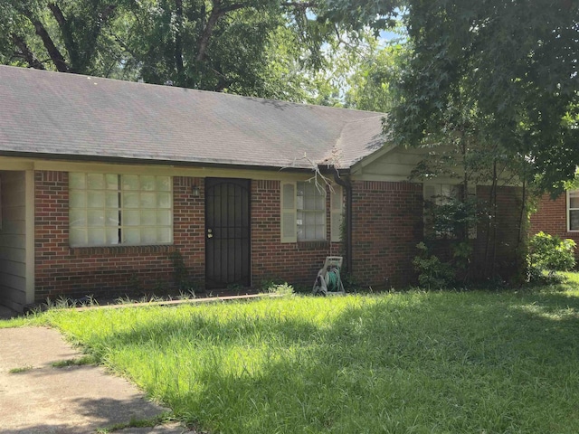 4093 Navaho Ave, Memphis, TN 38118 - ranch-style home featuring brick siding, a shingled roof, and a front yard