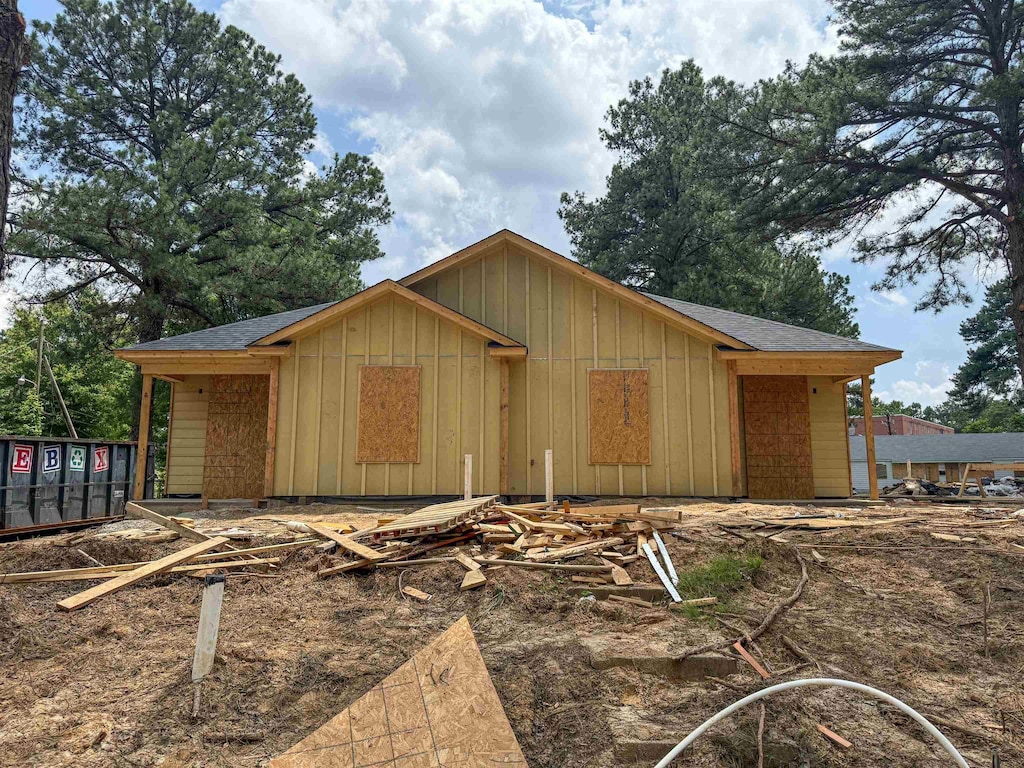 3025 Waynoka Ave, Memphis, TN 38111 - view of front of house featuring board and batten siding and roof with shingles