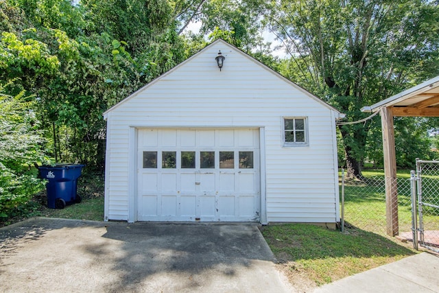 117 N High St, Waynesboro, TN 38485 - detached garage featuring concrete driveway