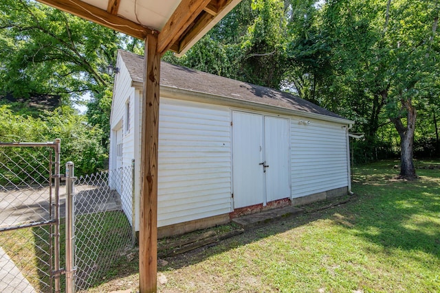 117 N High St, Waynesboro, TN 38485 - view of outbuilding with a gate