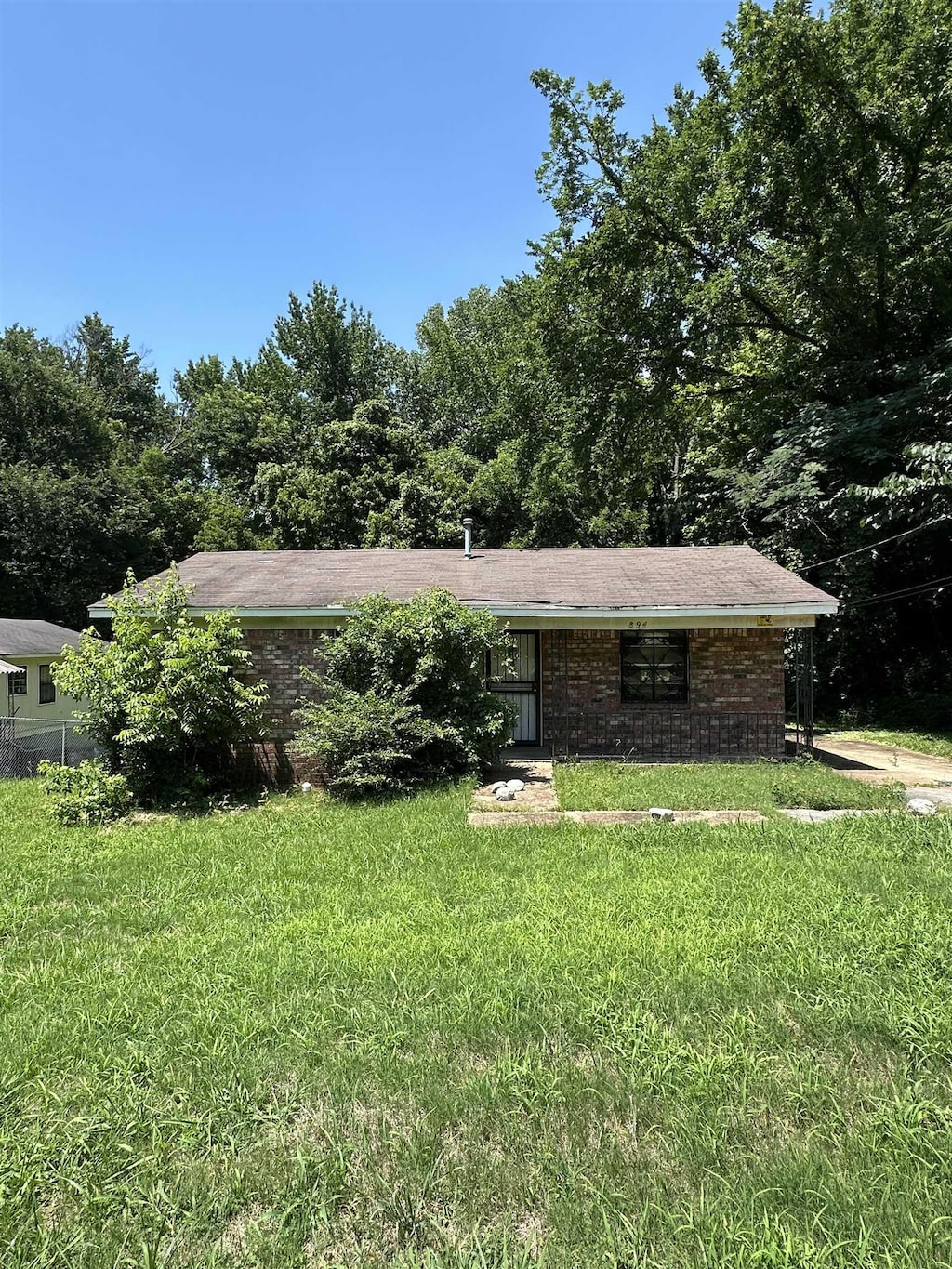 894 Eyers Rd, Memphis, TN 38109 - view of front of home featuring a front yard