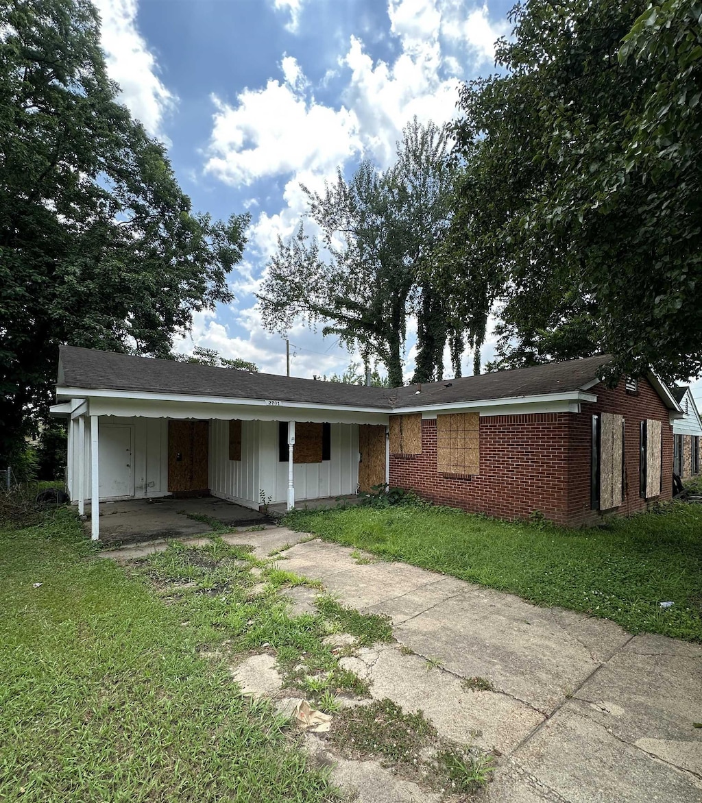2701 Frayser Blvd, Memphis, TN 38127 - view of front of property featuring driveway, a front yard, a carport, and brick siding