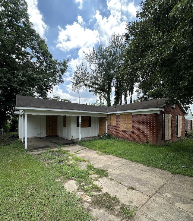 2701 Frayser Blvd, Memphis, TN 38127 - view of front of property featuring driveway, a front yard, a carport, and brick siding