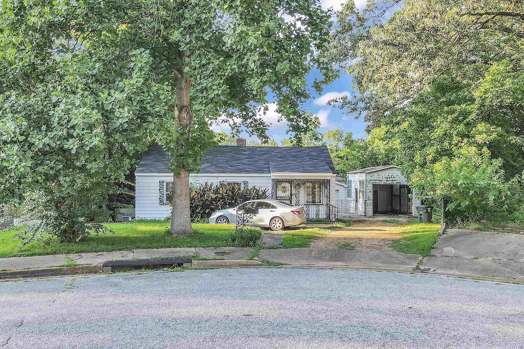 908 Juliet Ave, Memphis, TN 38127 - view of front facade featuring a chimney