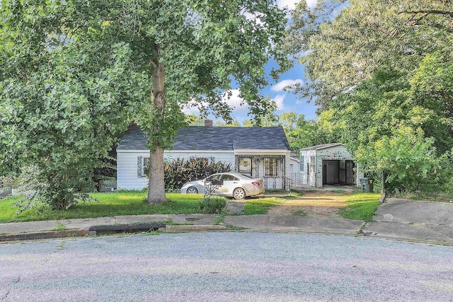 908 Juliet Ave, Memphis, TN 38127 - view of front facade featuring a chimney