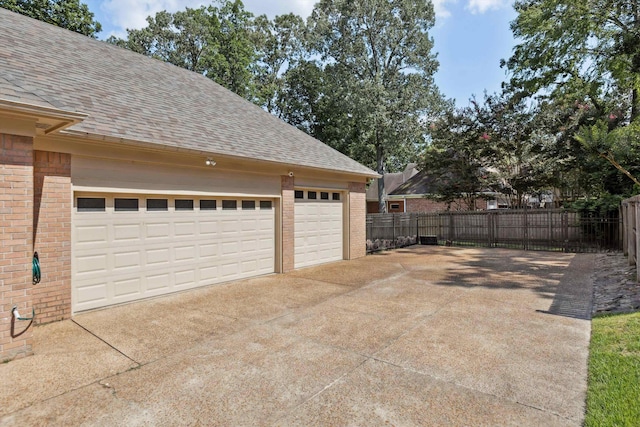 927 Oakmont Ridge Cv, Collierville, TN 38017 - garage featuring driveway