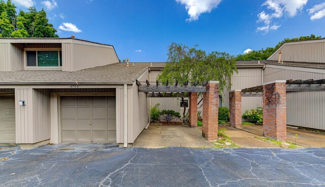 4764 Eagle Crest Dr Unit 4002, Memphis, TN 38117 - view of front of property with a shingled roof and driveway