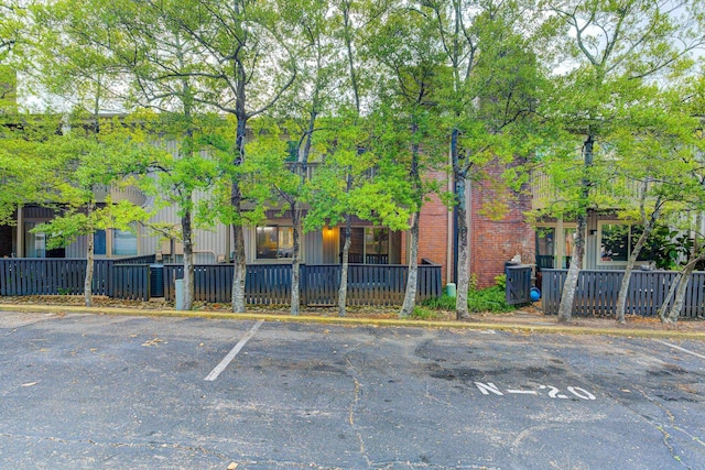 4764 Eagle Crest Dr Unit 4002, Memphis, TN 38117 - view of front facade with uncovered parking and a fenced front yard