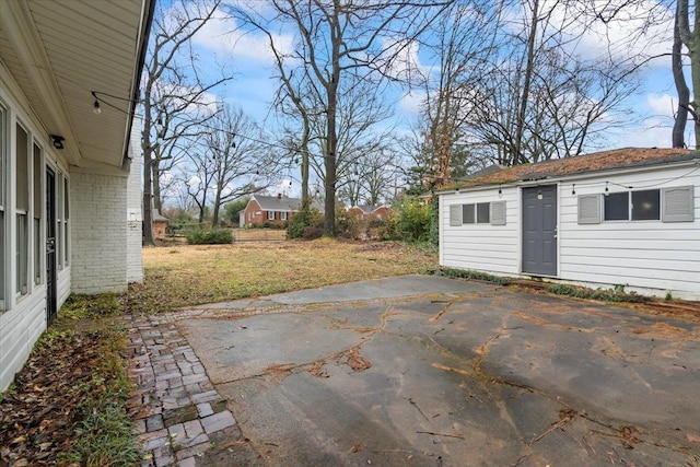 4947 Dee Rd, Memphis, TN 38117 - view of patio featuring an outdoor structure