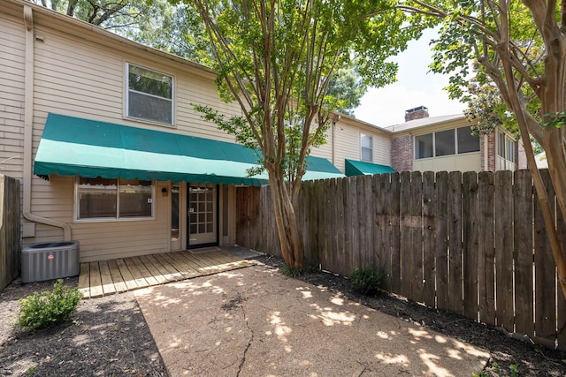 1204 Chamberlain Dr Unit 10, Memphis, TN 38119 - rear view of property with a wooden deck