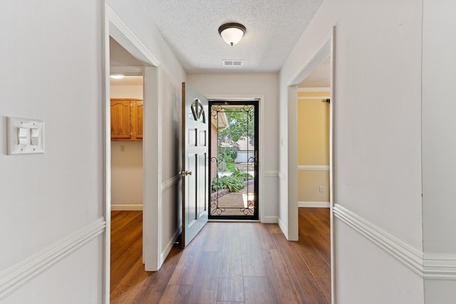 1504 Teal Wing Ln, Memphis, TN 38016 - entryway with wood finished floors and a textured ceiling