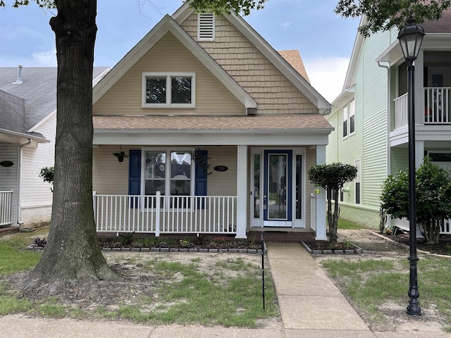 1319 E Island Pl E, Memphis, TN 38103 - view of front of house featuring covered porch and roof with shingles