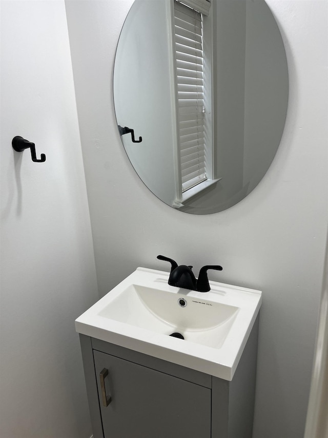 1319 E Island Pl E, Memphis, TN 38103 - bathroom featuring vanity