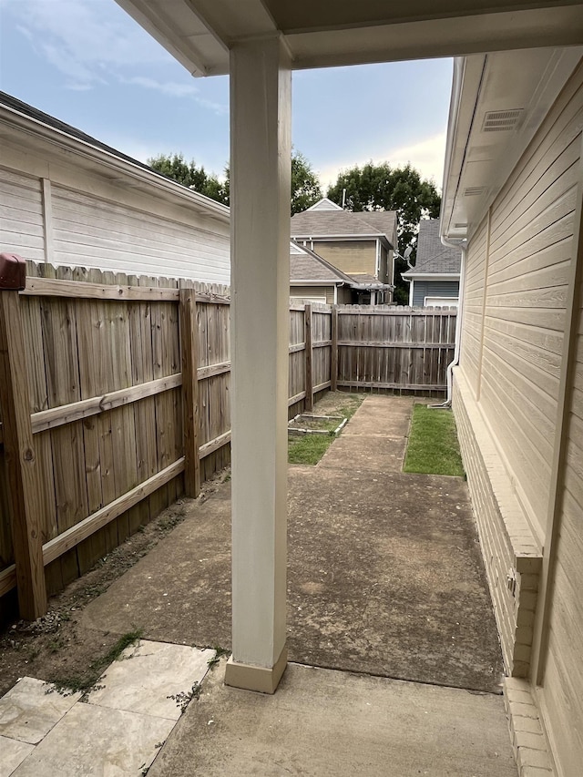 1319 E Island Pl E, Memphis, TN 38103 - fenced backyard with a patio area