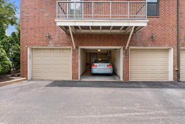380 N Island Dr Unit 302, Memphis, TN 38103 - garage featuring asphalt driveway