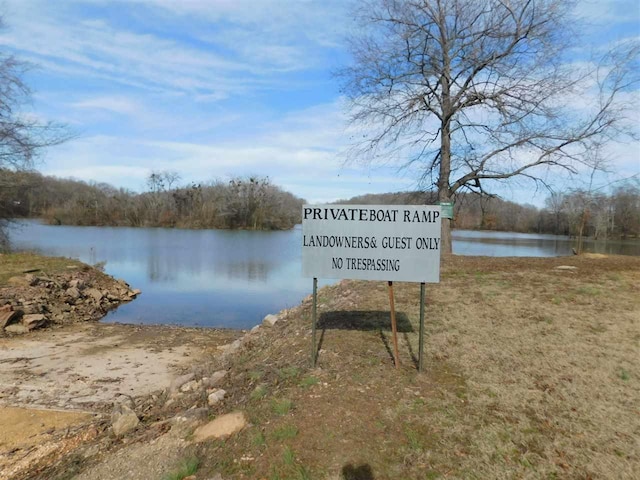 Listing photo 2 for 1 Lake Drive, Clifton TN 38425