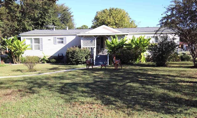 view of front facade featuring a front lawn