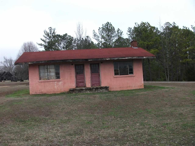 ranch-style house featuring a front lawn