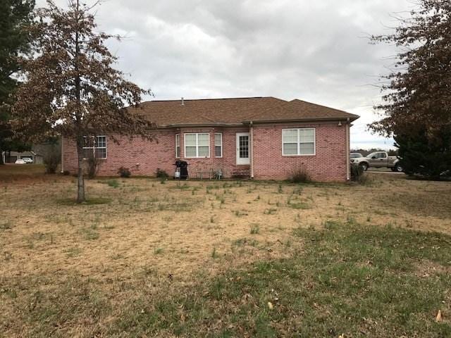 view of front of property featuring a front yard