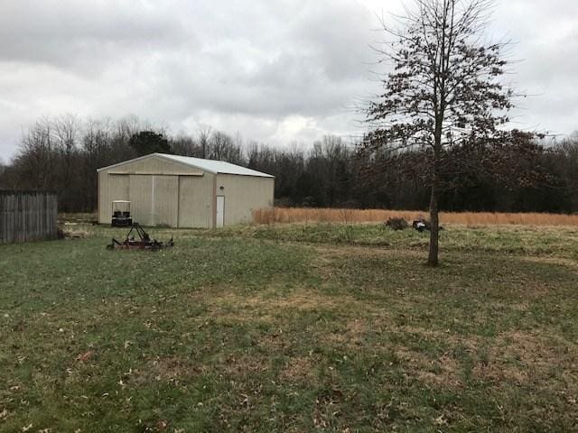 view of yard featuring an outdoor structure