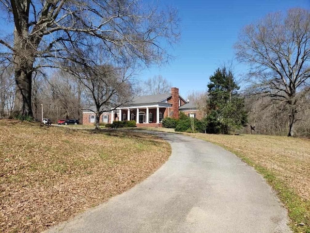 single story home featuring a front yard