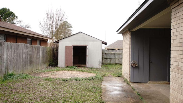 view of yard with a storage shed