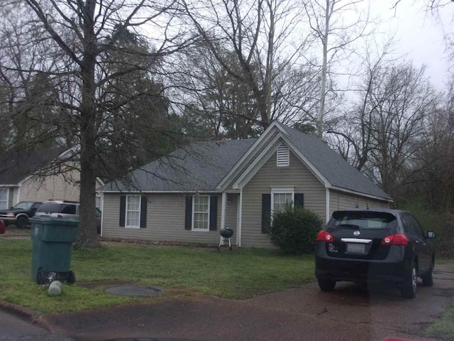 view of front of home featuring a front lawn