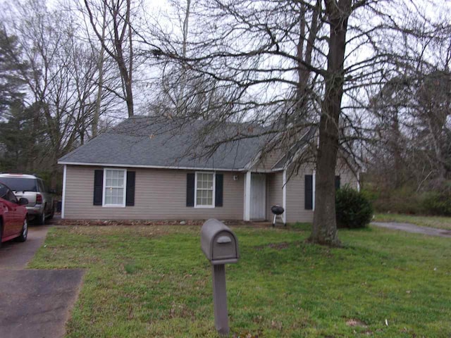 view of front of property featuring a front lawn