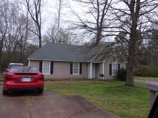 view of front facade featuring a front yard