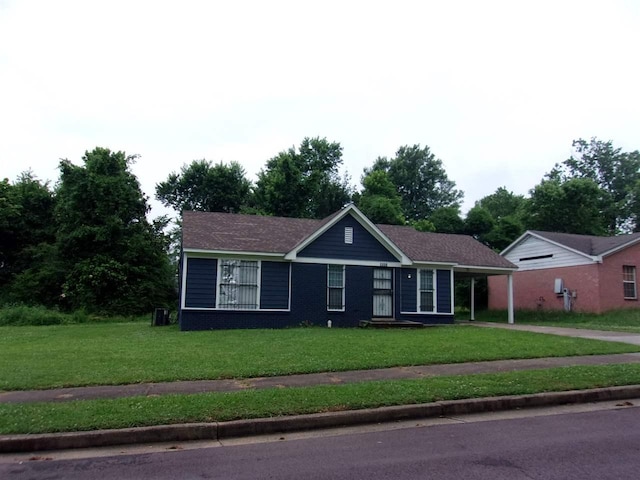 view of front facade with a front yard